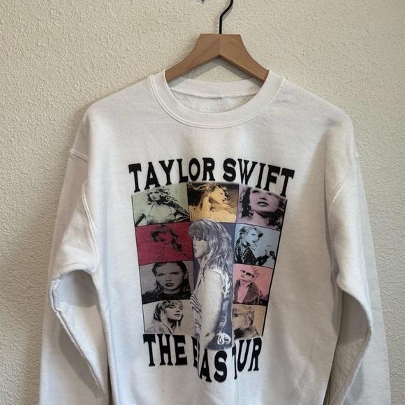Taylor Swift Sweatshirt Adult Medium White The Eras Tour Dates Streetwear Boho - Picture 3 of 8